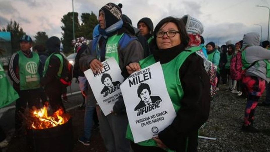 Ante la visita de Milei, ATE bloquea el aeropuerto de Bariloche y los caminos al Hotel Llao Llao
