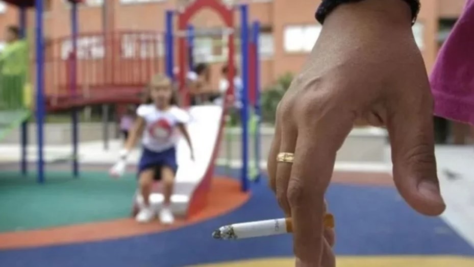 Mendoza: prohíben fumar en plazas, parques y frente a escuelas