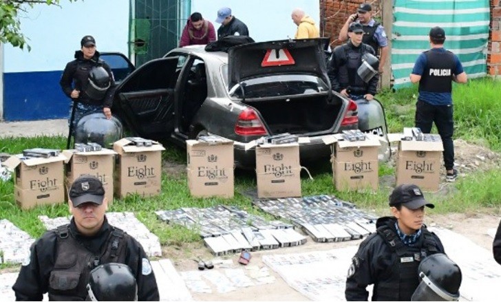 Barrio 8 de Octubre: Un sujeto abandonó un auto con 23 cajas de cigarrillos de contrabando
