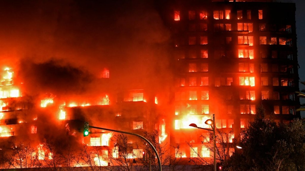 Valencia: al menos cuatro muertos y 14 heridos en un voraz incendio de dos edificios