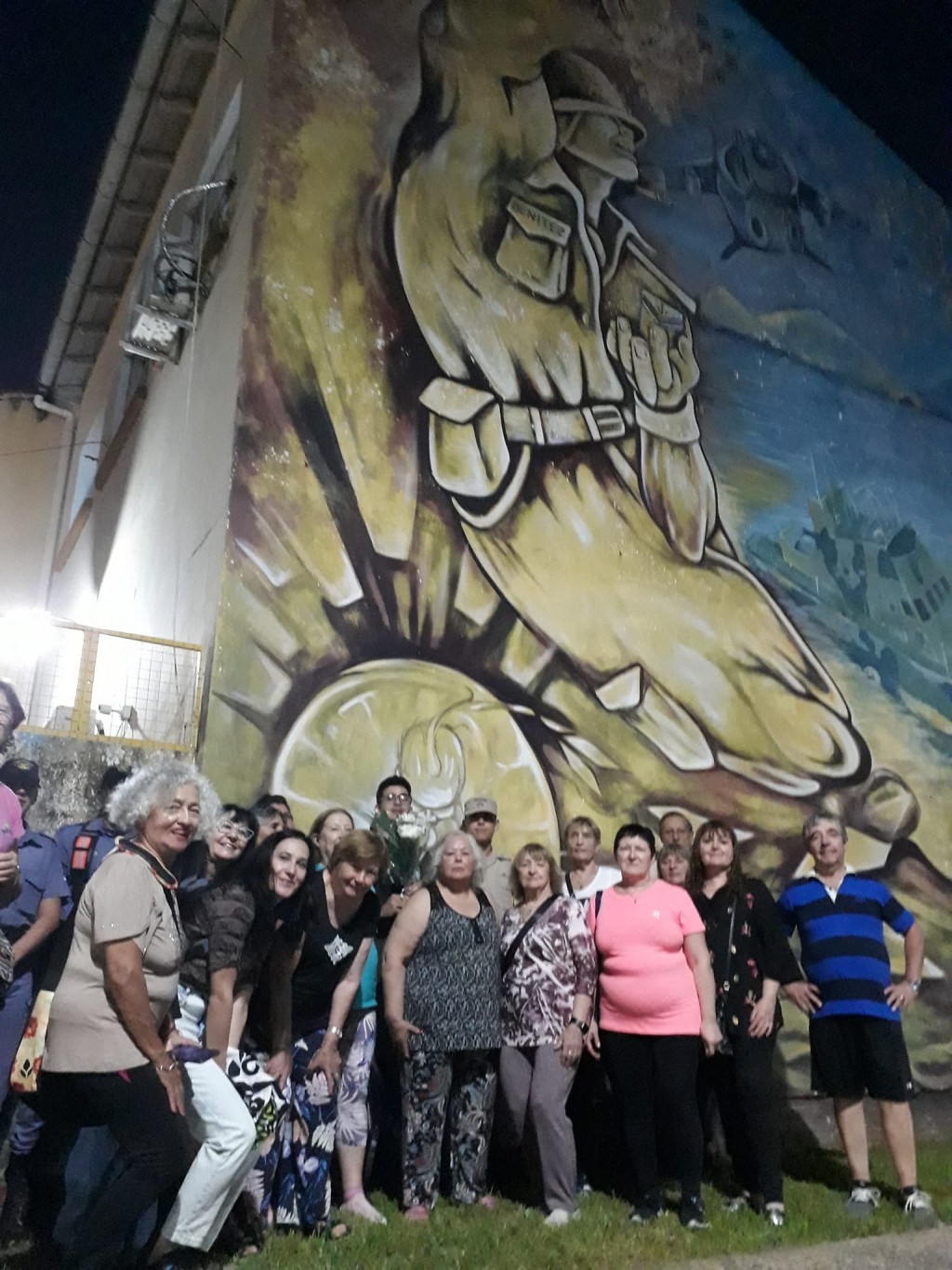 Turistas rindieron homenaje al Cabo 1º Benítez de Prefectura