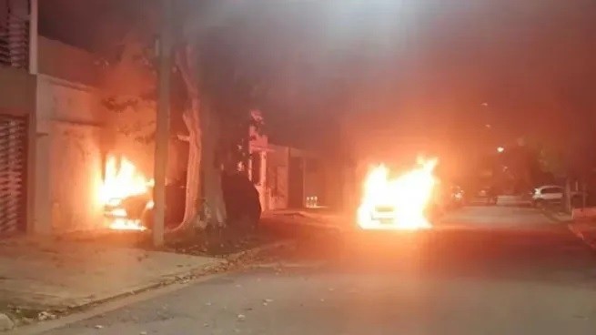 Rosario: quemaron 13 autos y amenazaron a Patricia Bullrich y Maximiliano Pullaro