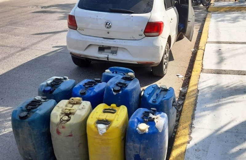 Más de 300 litros de combustible fueron secuestrados por la Policía