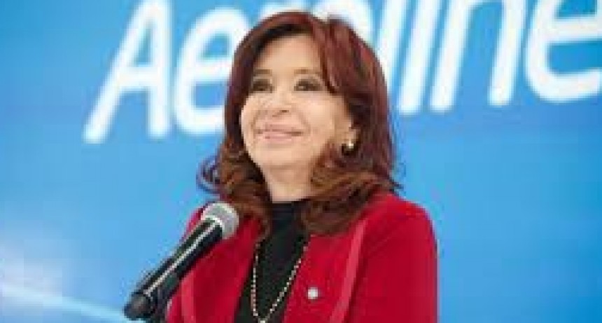 Cristina Fernández reaparece en público en un acto a un mes de las elecciones